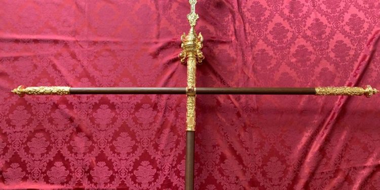 La Hermandad de San Antón de Tomelloso presenta el mástil para su nuevo estandarte