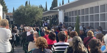 Gran afluencia en la misa en honor a los difuntos celebrada en el Cementerio Municipal