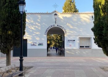 Tomelloso cumple la tradición de acudir al cementerio para recordar a sus seres queridos en Todos los Santos