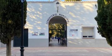Tomelloso cumple la tradición de acudir al cementerio para recordar a sus seres queridos en Todos los Santos