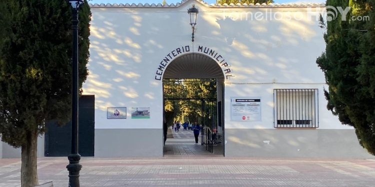 Tomelloso cumple la tradición de acudir al cementerio para recordar a sus seres queridos en Todos los Santos