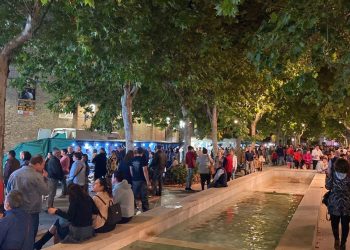 Tras el «truco o trato», el tradicional «puñao» del Día de Todos los Santos llena el entorno de la Plaza de Toros
