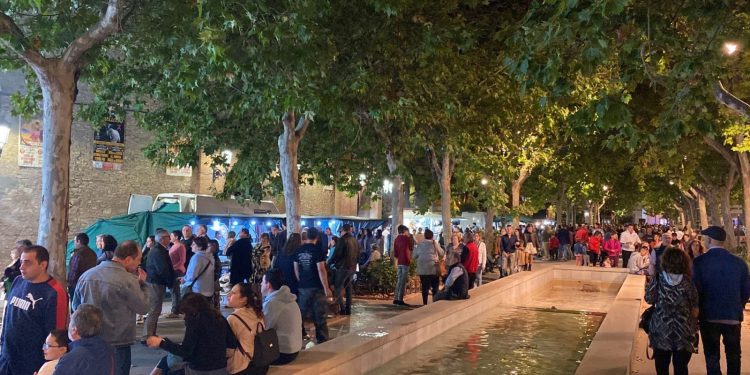 Tras el «truco o trato», el tradicional «puñao» del Día de Todos los Santos llena el entorno de la Plaza de Toros