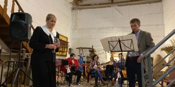 La música y el teatro en la cueva Perales ponen el broche a la segunda jornada de «Descorcha Tomelloso»