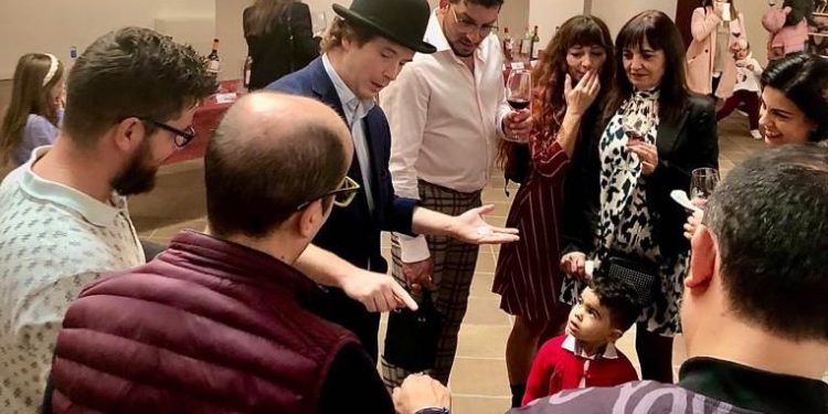 Concluye el primer domingo de «Descorcha Tomelloso» con el vino y la magia como protagonistas