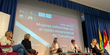 Mesa redonda de cuatro mujeres referentes del tejido empresarial de Tomelloso en el Instituto García Pavón