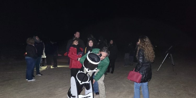 «Descorcha Tomelloso» brilla con la observación de estrellas entre viñedos en su «Tour Estelar»