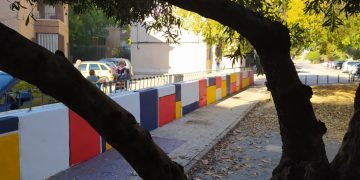 Vecinos del Barrio de San Juan pintan un mural en el Parque Urbano Martínez en una jornada de convivencia
