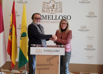 El poeta Dionisio Cañas dona parte de su colección personal a la Biblioteca Municipal de Tomelloso