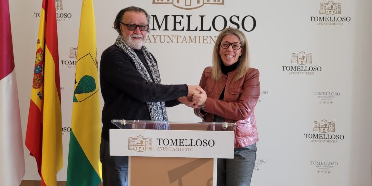 El poeta Dionisio Cañas dona parte de su colección personal a la Biblioteca Municipal de Tomelloso