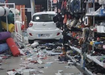 Una conductora se mete con su coche en un bazar chino de Castilla-La Mancha al intentar aparcar