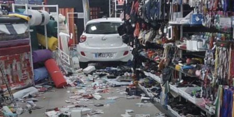 Una conductora se mete con su coche en un bazar chino de Castilla-La Mancha al intentar aparcar