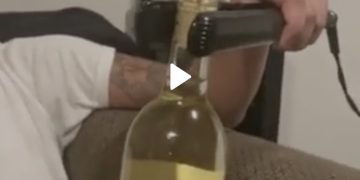 VÍDEO: Este es el truco viral del momento para abrir botellas de vino sin necesidad de sacacorchos