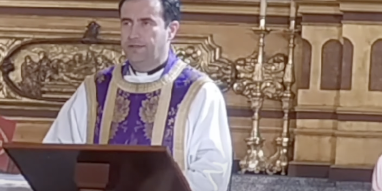 Un cura de Ciudad Real afirma en la misa que la homosexualidad nace de «falta de amor paterno» y que «puede curarse»