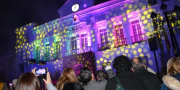 Un impresionante espectáculo de luz, sonido y pirotecnia de Navidad llena de público la Plaza de España