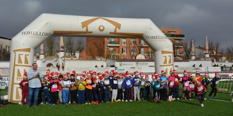 Gran preludio de la Nochebuena en el Estadio Municipal Paco Gálvez, que se llena con la II Carrera de Papá Noel