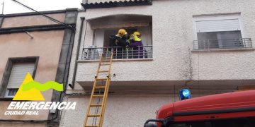 Rescatada una anciana de 93 años después de inhalar humo en el incendio de su vivienda en La Solana
