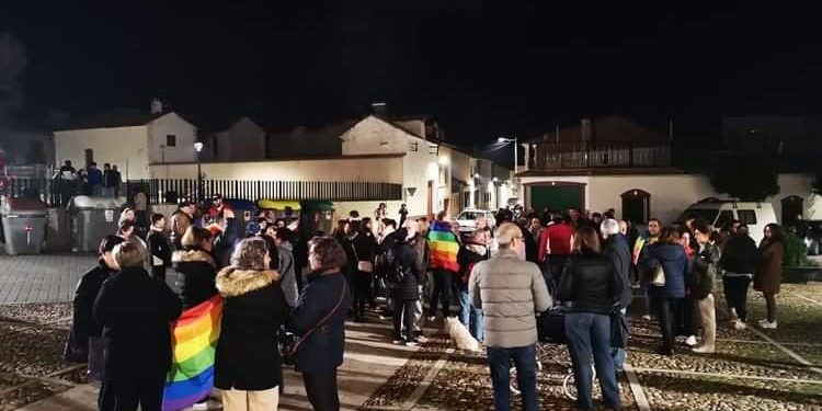 VÍDEO: Abuchean a la salida de misa al cura de Ciudad Real que aseguró que la homosexualidad «nace de falta de amor paterno»