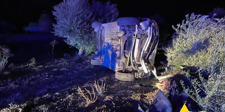 Un herido tras la salida de la vía y posterior vuelco de un vehículo en la carretera CR-5212 a la altura de Manzanares