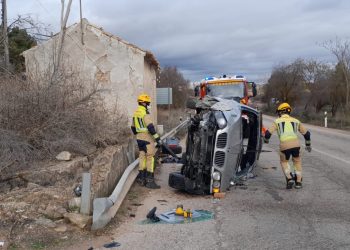 Un herido tras la salida de la vía y posterior vuelco de un vehículo en la carretera N-400 que une Toledo con Cuenca