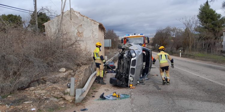 Un herido tras la salida de la vía y posterior vuelco de un vehículo en la carretera N-400 que une Toledo con Cuenca