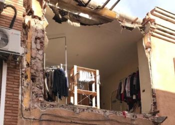 Los bomberos actúan en el hundimiento del balcón y la fachada de una vivienda en Alcázar de San Juan