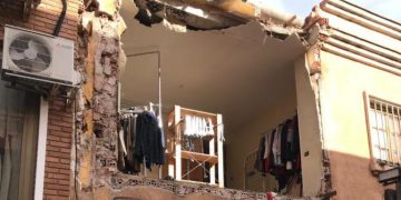 Los bomberos actúan en el hundimiento del balcón y la fachada de una vivienda en Alcázar de San Juan