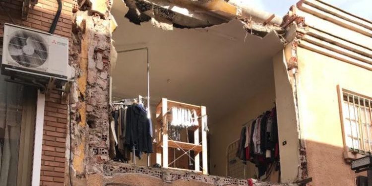 Los bomberos actúan en el hundimiento del balcón y la fachada de una vivienda en Alcázar de San Juan