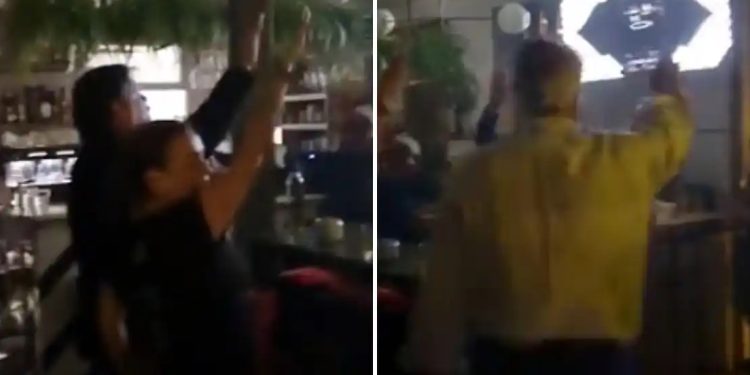 VÍDEO: El polémico bar castellano-manchego en el que los clientes cantan el «Cara al sol» con el brazo en alto