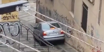 VÍDEO: Se hace viral al bajar con el coche por unas empinadas escaleras de Castilla-La Mancha