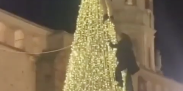 VÍDEO: Se hacen virales al escalar de manera temeraria el árbol de Navidad de la Plaza Mayor de La Solana