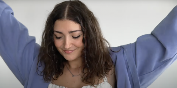 Escucha «Me da igual», la primera canción de la tomellosera Mer Rodríguez