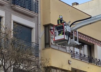 Los bomberos de Tomelloso evitan el desprendimiento de parte de la fachada de un edificio en la calle Socuéllamos