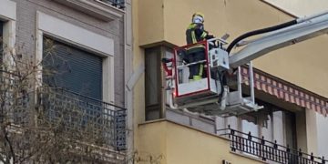 Los bomberos de Tomelloso evitan el desprendimiento de parte de la fachada de un edificio en la calle Socuéllamos