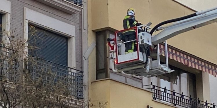 Los bomberos de Tomelloso evitan el desprendimiento de parte de la fachada de un edificio en la calle Socuéllamos