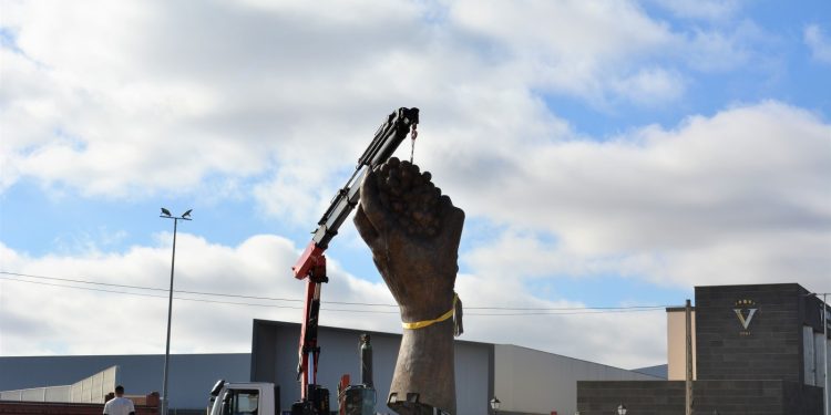 Instalan una escultura en honor a la vid y al trabajo en la rotonda de acceso a Tomelloso junto a la Cooperativa
