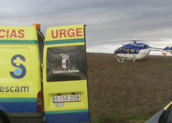 Rescatan a un conductor que había quedado suspendido en un árbol tras caer por un barranco en Albacete