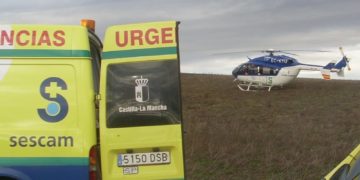 Rescatan a un conductor que había quedado suspendido en un árbol tras caer por un barranco en Albacete