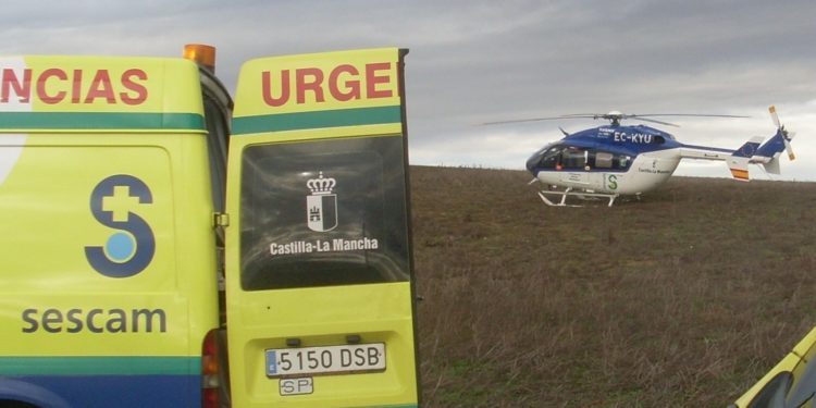 Rescatan a un conductor que había quedado suspendido en un árbol tras caer por un barranco en Albacete