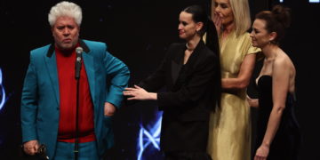 Pedro Almodóvar recibe el Premio Feroz de Honor entre críticas a «la situación espantosa de la sanidad pública de Madrid»
