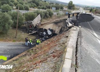 Dos heridos tras la colisión de un camión y un turismo, que volcaron después, en la carretera N-430 de Ciudad Real