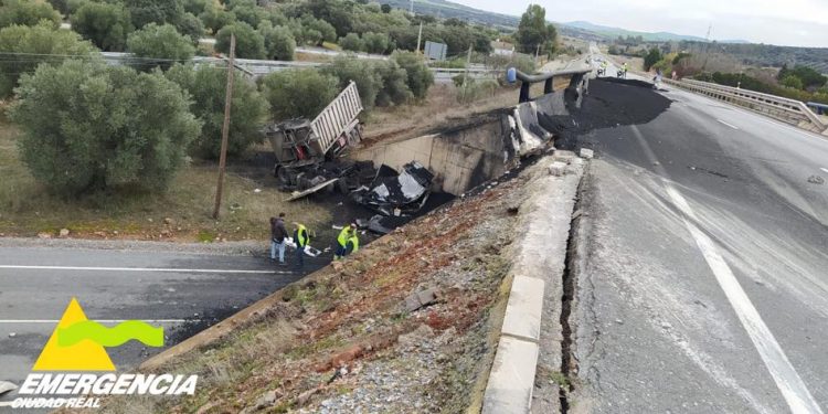 Dos heridos tras la colisión de un camión y un turismo, que volcaron después, en la carretera N-430 de Ciudad Real