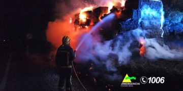 Apagan un aparatoso incendio junto a la carretera CR-4117, que une Valdepeñas con Daimiel