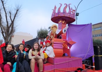 Una gran cabalgata de los Reyes Magos llena de público y de ilusión las calles de Tomelloso
