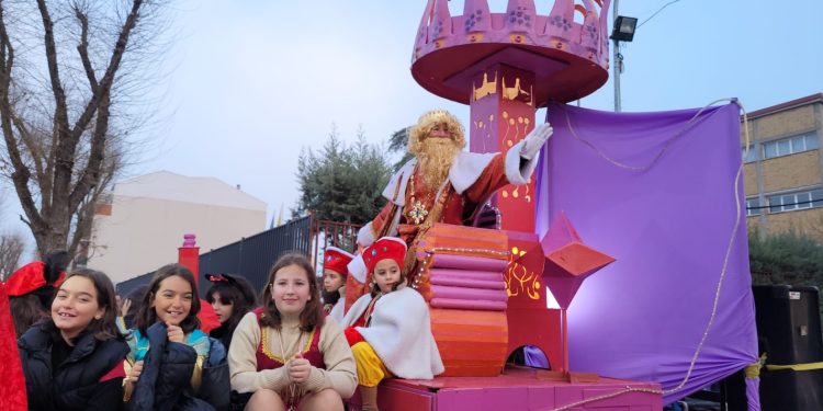 Una gran cabalgata de los Reyes Magos llena de público y de ilusión las calles de Tomelloso