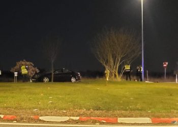 Un conductor se sube a la rotonda de la calle Oriente de Tomelloso y se empotra contra un árbol