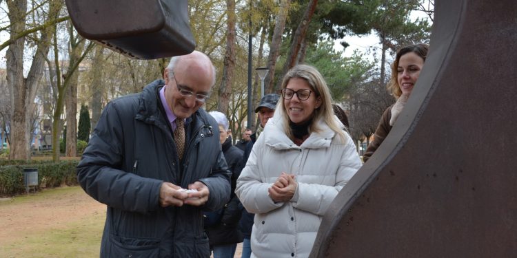 Las esculturas del «Da Vinci de Navia», Juan Méjica, ya se pueden contemplar en el Parque de la Constitución de Tomelloso