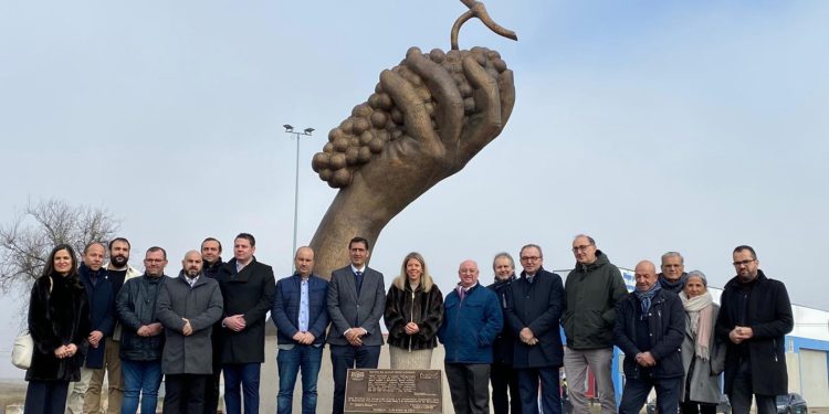Inaugurada la escultura en honor a la vid y al trabajo en la rotonda de acceso a Tomelloso
