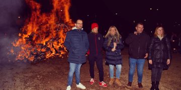 Recorremos las impresionantes hogueras de San Antón que se encendieron este sábado en Tomelloso