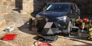 Una conductora se queda atrapada con su vehículo entre una cadena de hierro del casco histórico de Toledo